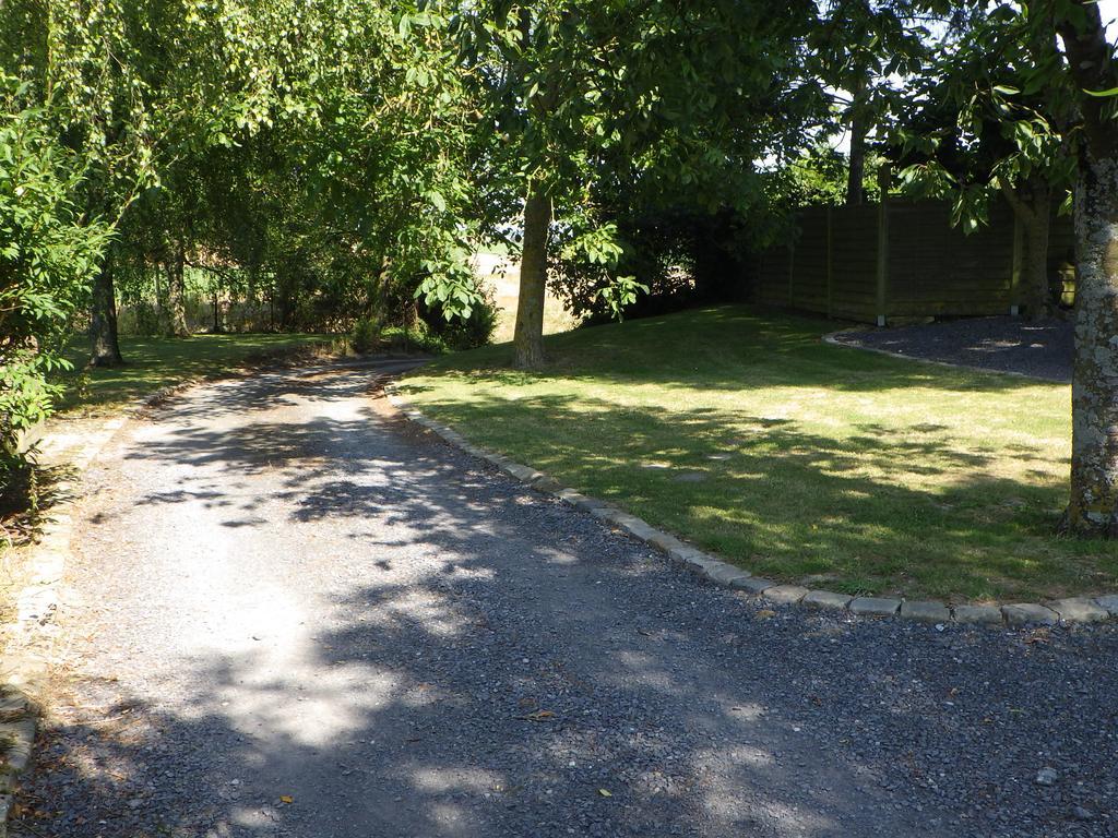 Les Gites Du Vieux Frene Longavesnes Exteriör bild