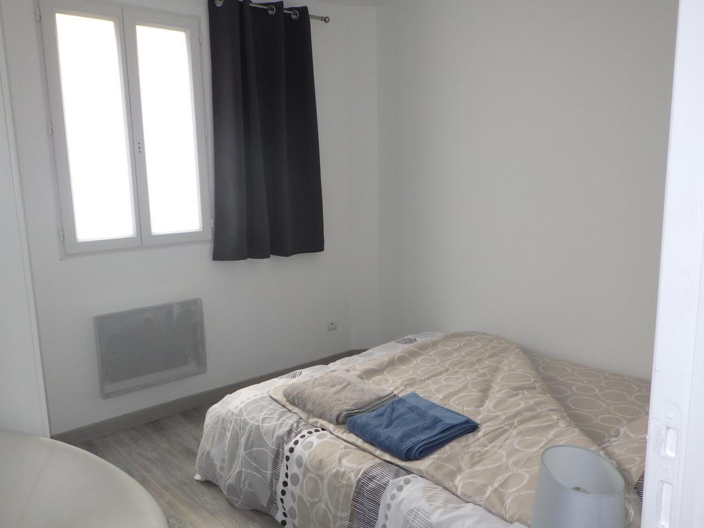 Les Gites Du Vieux Frene Longavesnes Exteriör bild